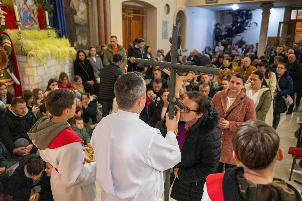 Veliki petak u Vodicama: križ kao znak patnje, ali i pobjede