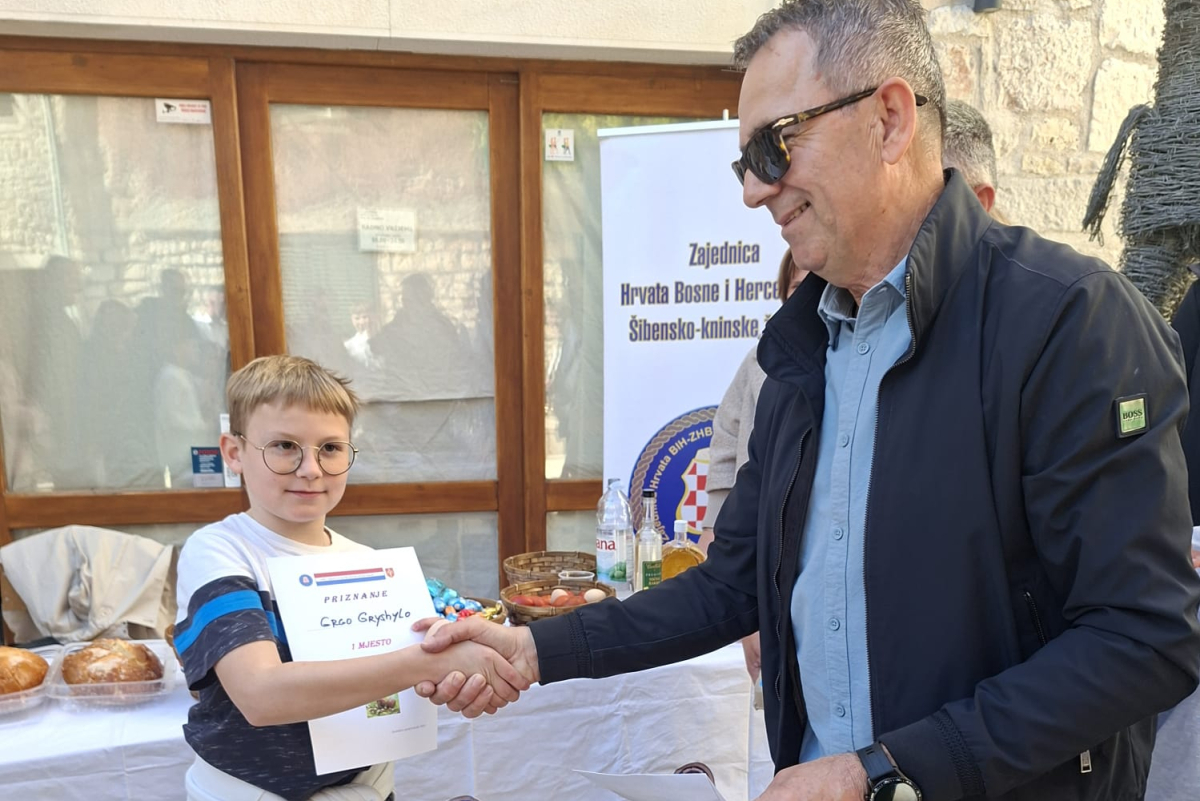 Mali Ukrajinac Grgo osvojio turnir u tucanju jaja u Vodicama, Franciska ima najljepšu pisanicu