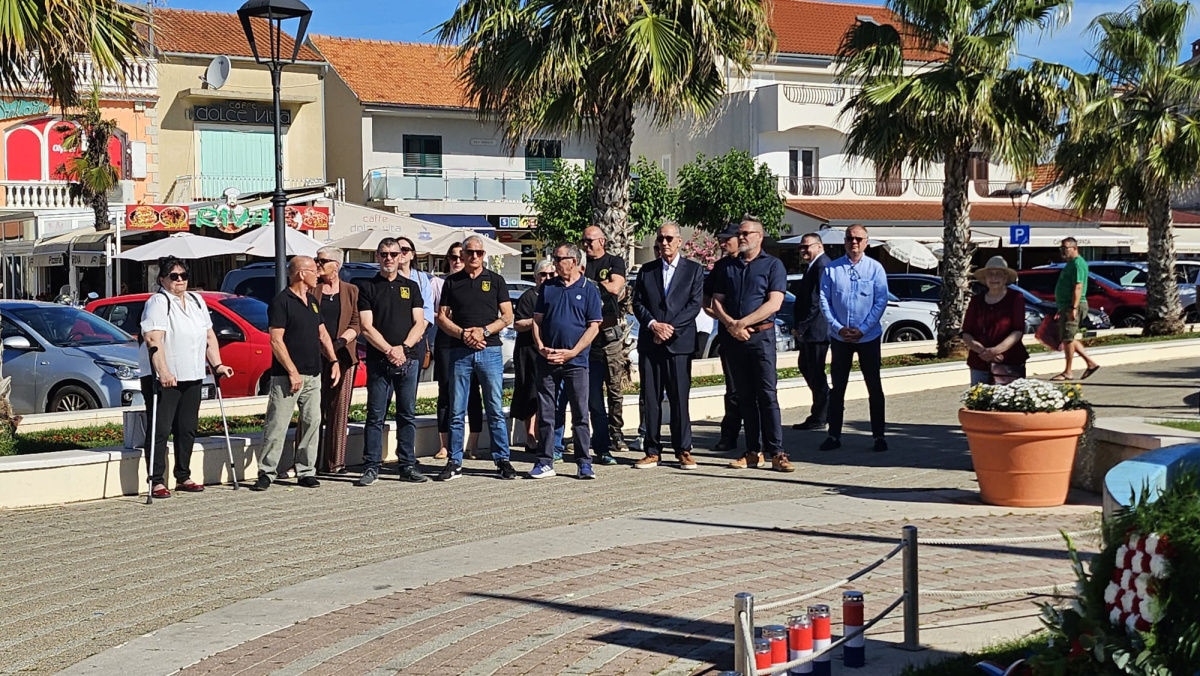 Polaganjem vijenaca i molitvom odana počast hrvatskim braniteljima povodom Dana državnosti