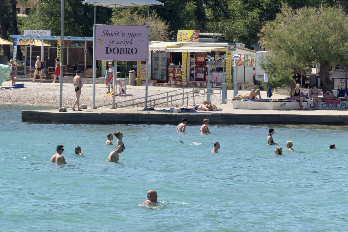 More već zove: Vodice ušle u ritam ljeta, prvi kupači već uživaju na plažama