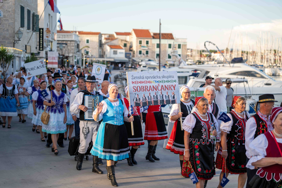 Riva pretvorena u pozornicu tradicije: pjesma, ples i nošnje iz Hrvatske i Slovačke