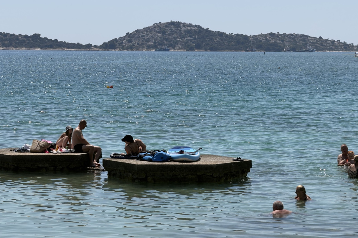 Prvi dan ljeta u Vodicama: More 25, zrak 32 stupnja, plaže pune kupača