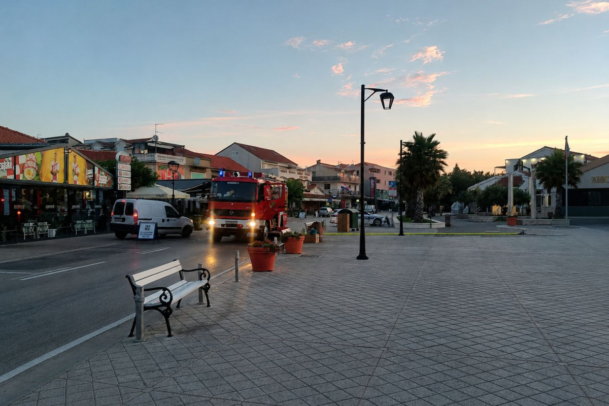 Gorio brod kod pošte u Vodicama, požar ugašen prije širenja