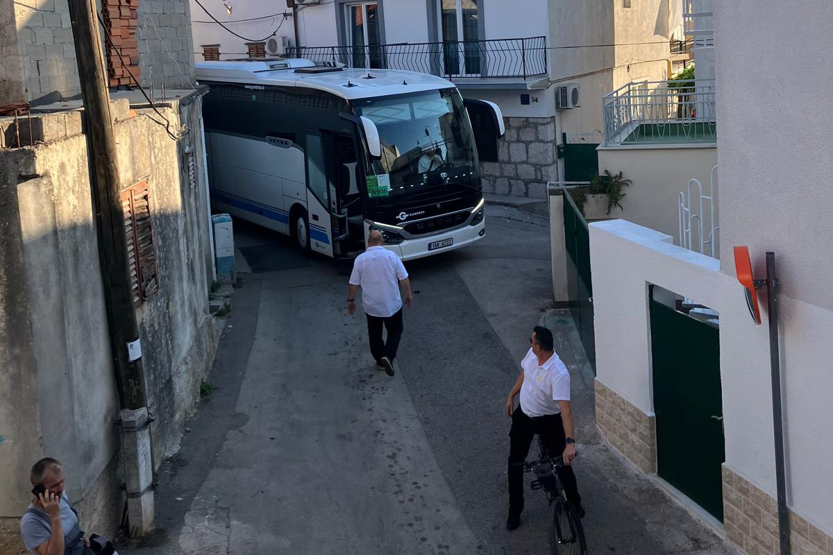 "Kartu čitaj, seljaka pitaj": GPS ga doveo u problem - Autobus zapeo u uskoj vodičkoj ulici
