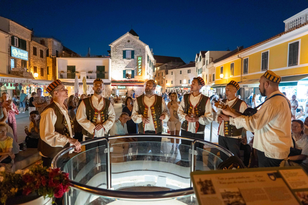 Klapski đir kroz Vodice okupio stotinjak sudionika na prvoj ovogodišnjoj glazbenoj šetnji