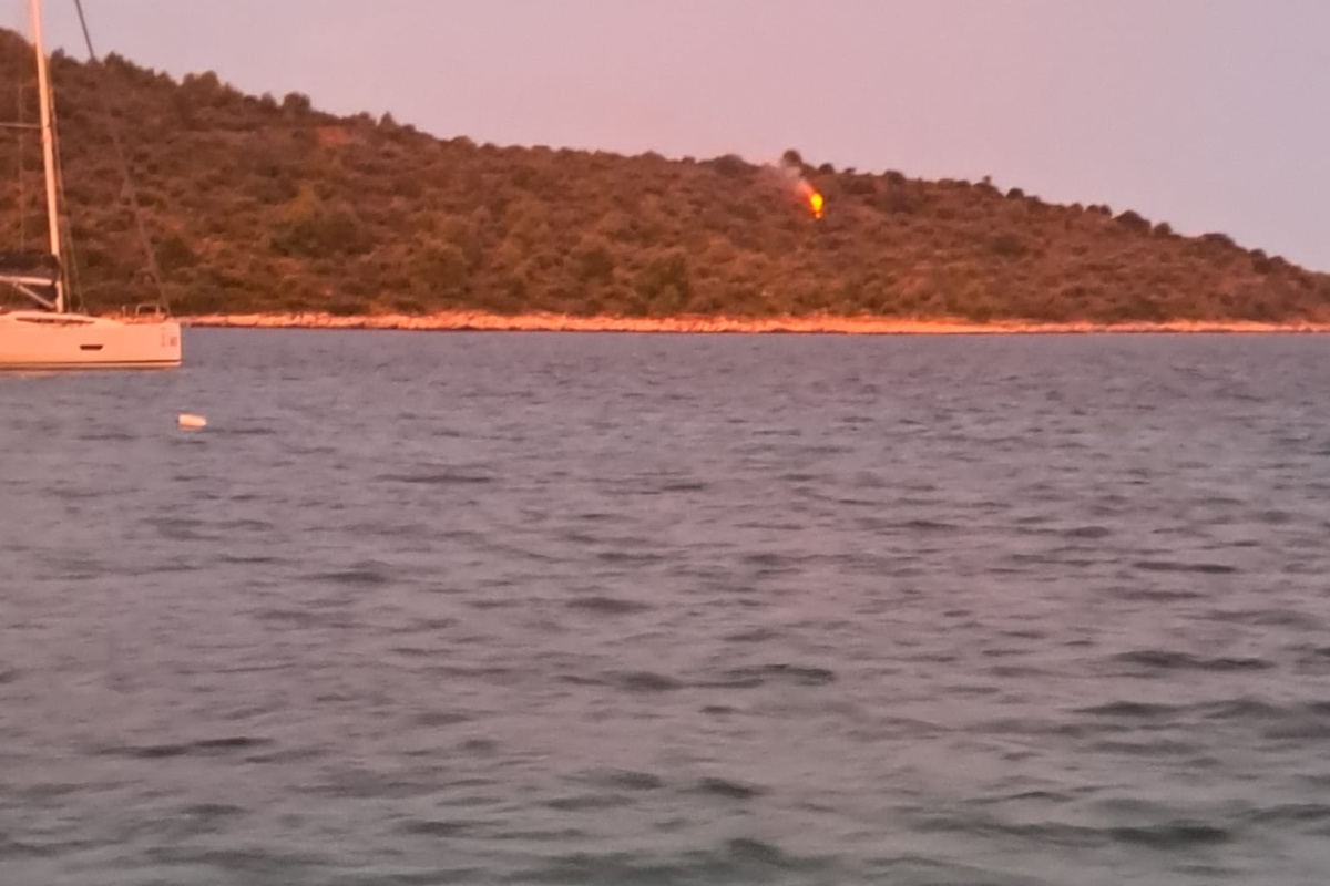 Udar munje izazvao manji požar na otoku Zmajanu, naš čitatelj sve je snimio s mora