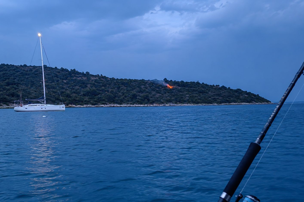 Požar trave i niskog raslinja na otoku Zmajanu ugašen je nedugo nakon dojave, u gašenju sudjelovali vatrogasci iz Vodica i Zlarina