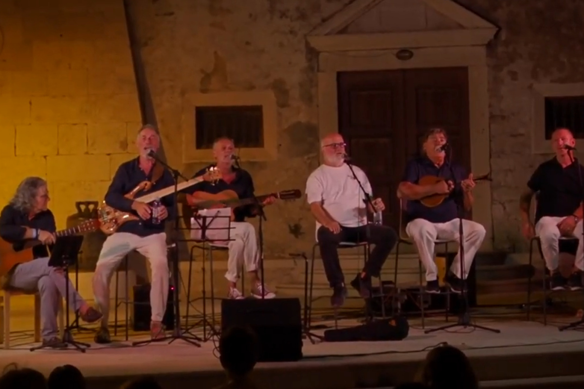 Povratak Dalmaciji s pismom: 21.07. Klapa "Burtiž" nastupa u Šepurini