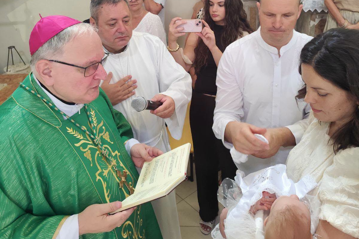 Biskup Rogić krstio peto dijete vodičke obitelji, župnik otkrio još jednu radosnu vijest