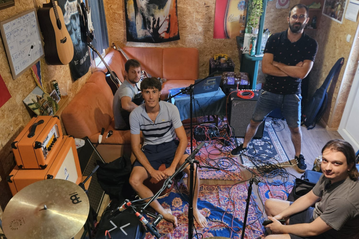 Nakon hita "Gusti sa šlagom", Selotape Band objavio novu pjesmu "Sidro Up 'N' Go"