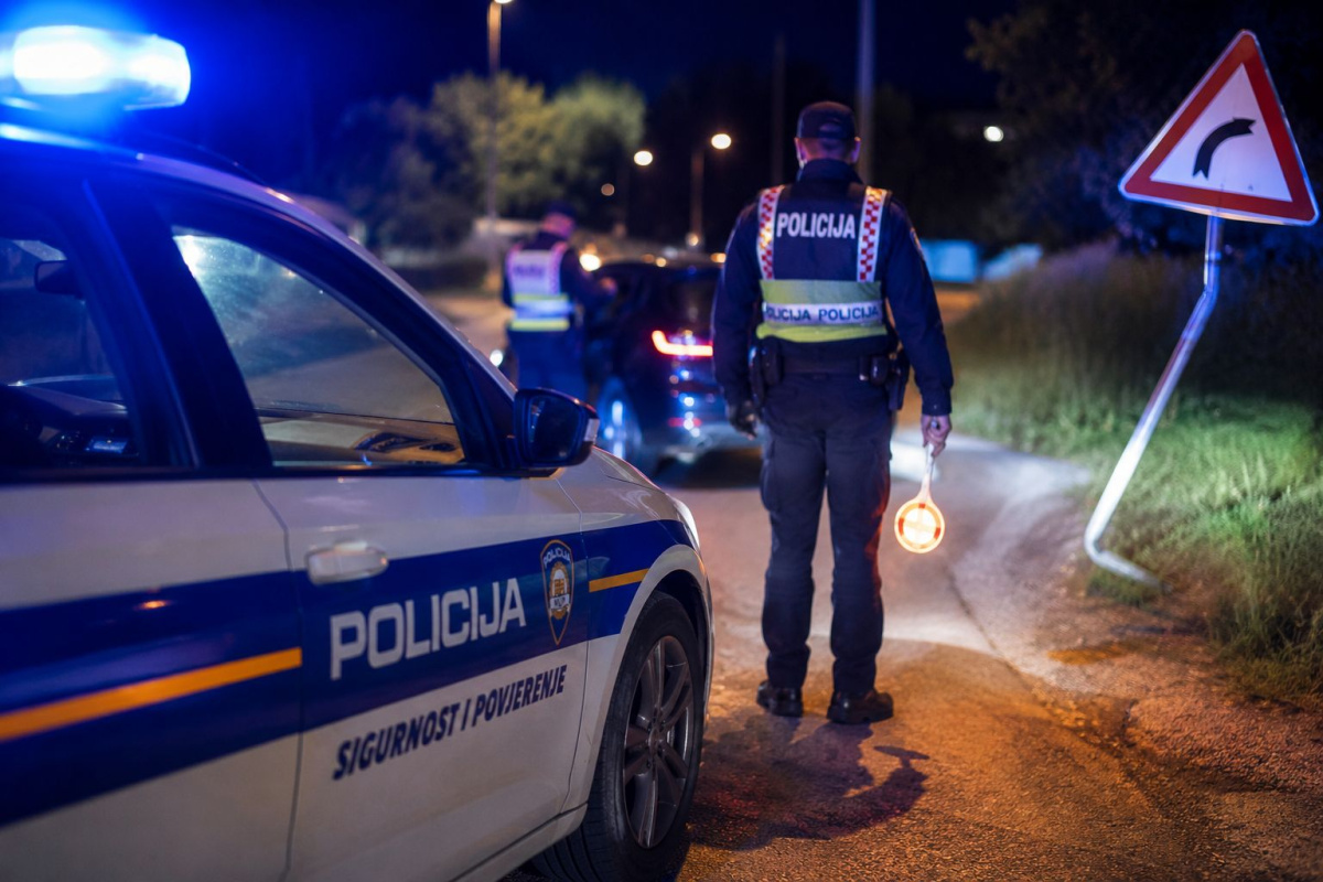 Pijani 25-godišnjak bez vozačke izazvao nesreću u Srimi, završio u zatvoru