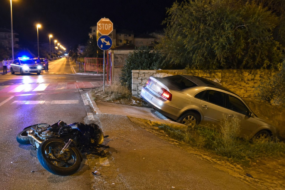 Sudar u Ulici Ante Grgurev Kukure: Automobil sletio s ceste, dvije osobe ozlijeđene