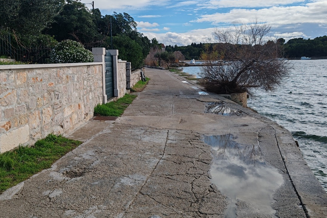 Prvić čeka veliki zahvat: obnavlja se 620 metara dotrajale prometnice