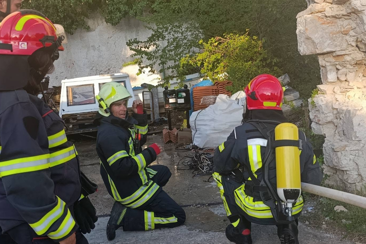 Vježbom do spremnosti: DVD Prvić Šepurine uvježbavao gašenje požara u zatvorenom prostoru