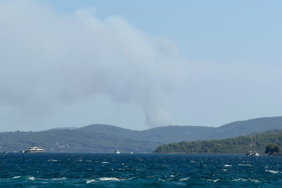 Požar kod Primoštena Burnjeg: Na terenu vatrogasci, stigla tri kanadera