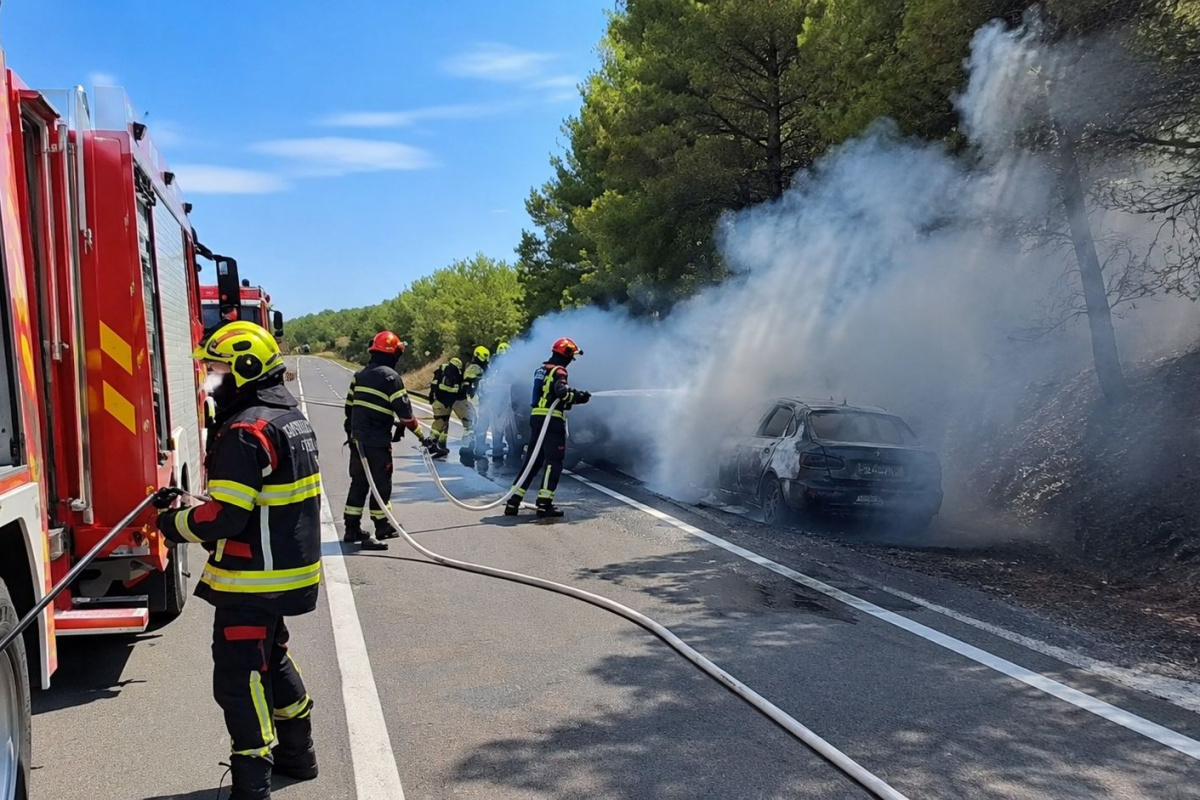 Požar kod Kapele: Vozač se sam izvukao, vatra s vozila prešla na šumu