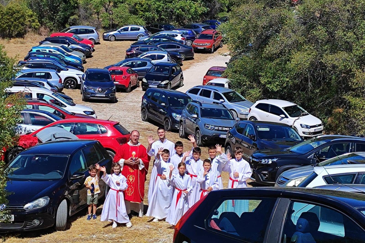 Tradicija u zaleđu: Nakon mise blagoslovljeni automobili, vozači i putnici