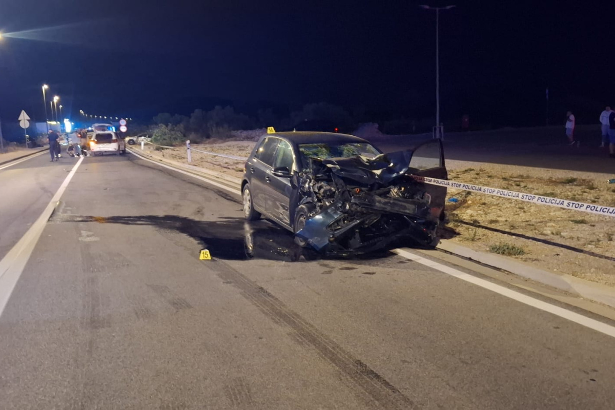 Za vatrogascima JVP Vodice zahtjevna noć i jutro: dvije prometne nesreće i požar na krovištu