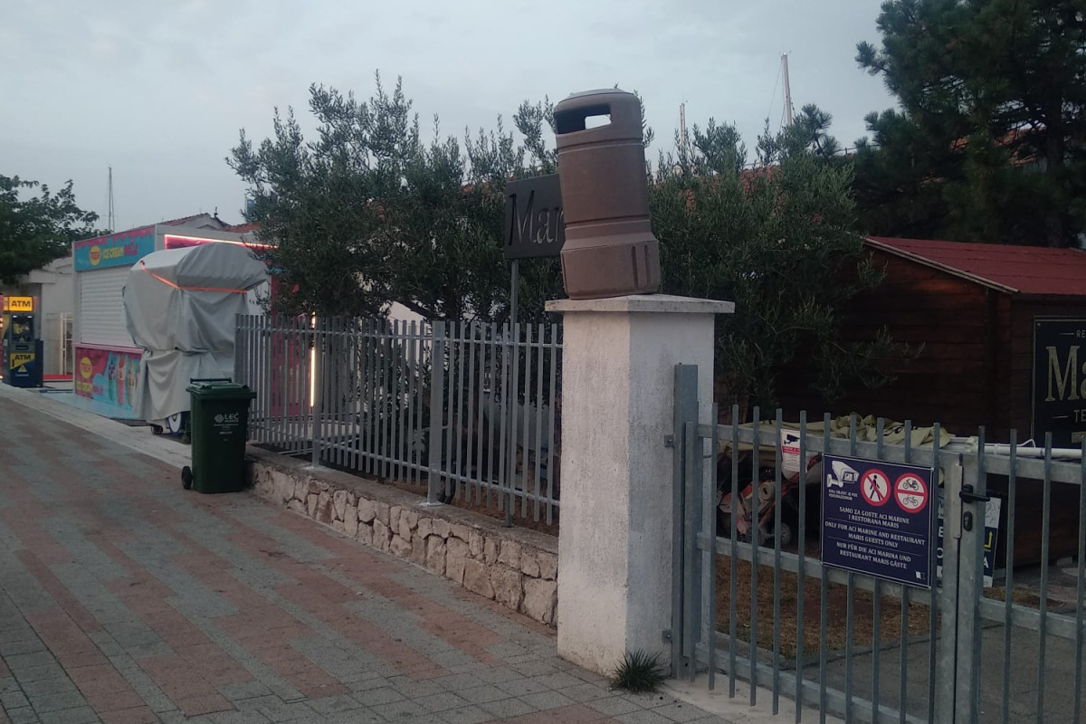 Kad kanta za smeće postane „dizajn“: Evo s čime se susreću komunalni radnici u Vodicama