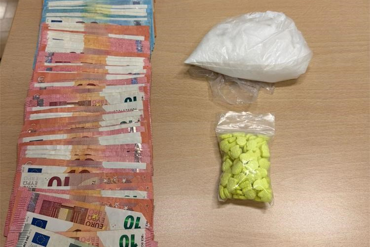 Zatečen kako uz suhozid odlaže vrećice s drogom, policija pronašla MDMA i ketamin