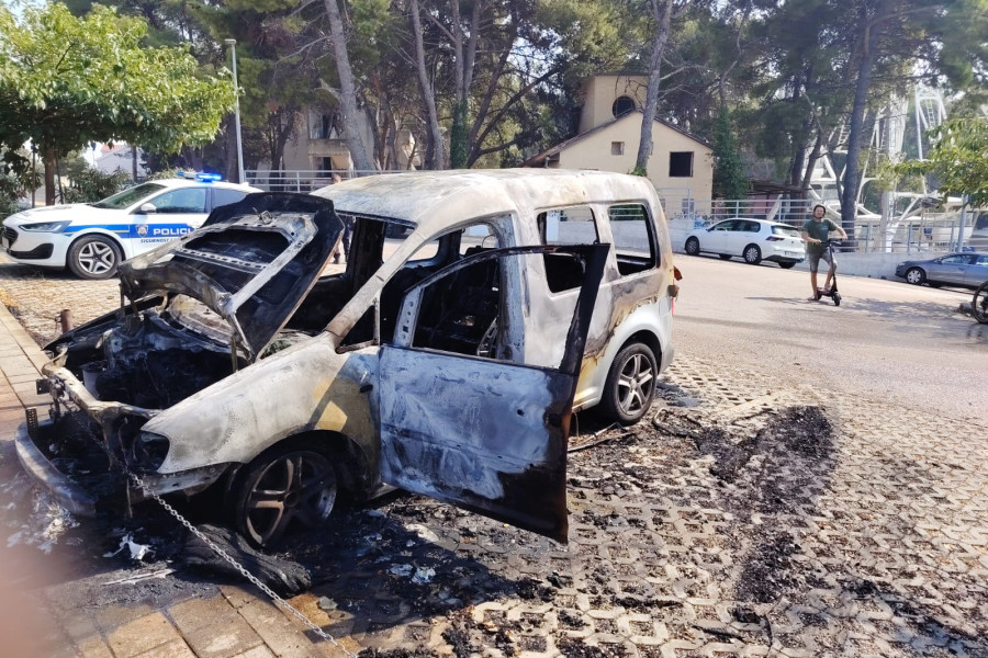 Požar automobila u Ulici Ljudevita Gaja, policija obavlja očevid