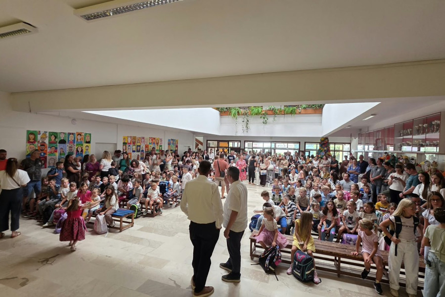 Od danas su školarci: Prvašići prvi put sjeli u školske klupe