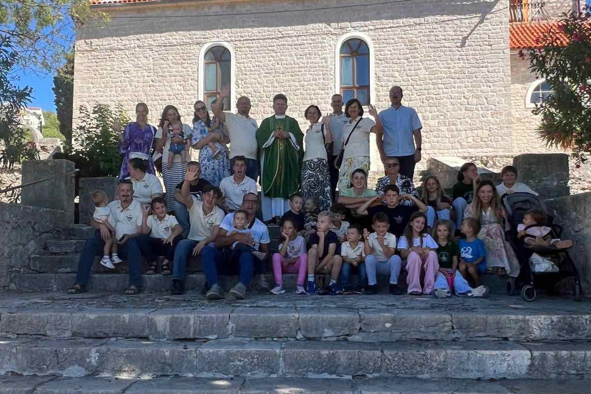 Obiteljska zajednica sv. Ivana Pavla II. obilježava 15 godina djelovanja: Obljetnicu započeli duhovnom obnovom u Prvić Luci