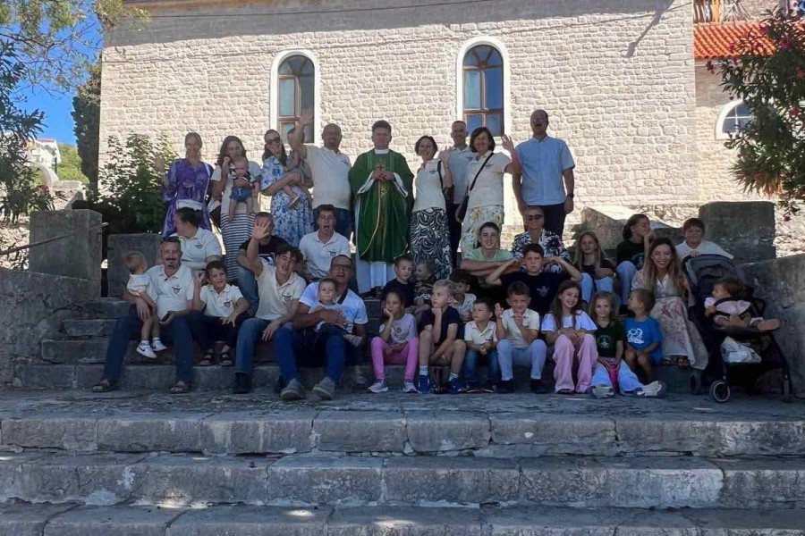 Obiteljska zajednica sv. Ivana Pavla II. obilježava 15 godina djelovanja: Obljetnicu započeli duhovnom obnovom u Prvić Luci