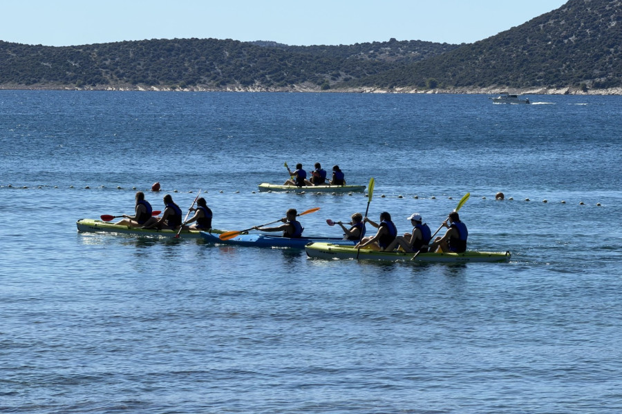 Đir vodičkom plažom: kajakaši na moru, kupači na suncu, a ljeto još ne odustaje