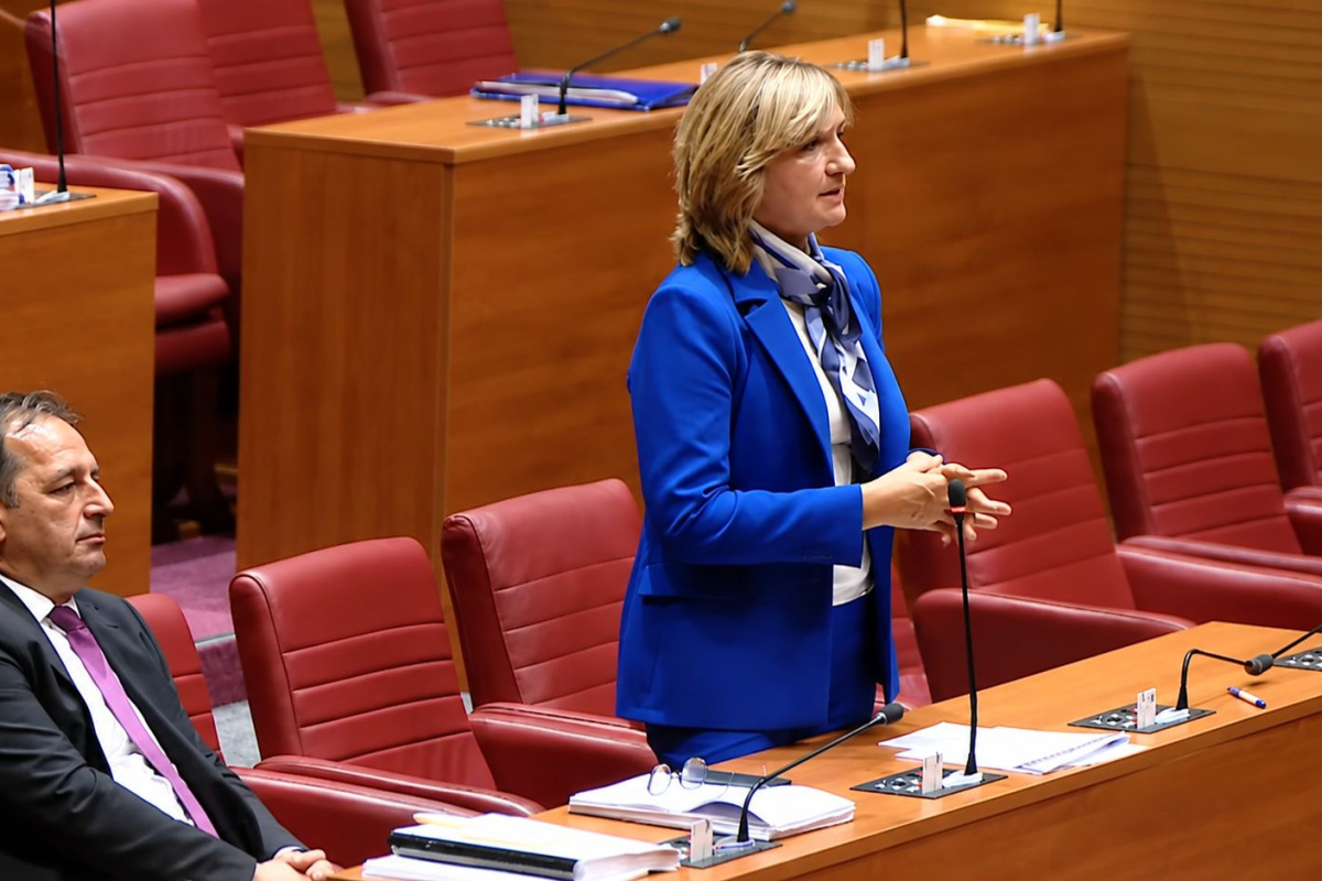 „Ima malu mirovinu i dvi sobice“: Juričev-Martinčev u Saboru upozorila na posljedice novih poreza