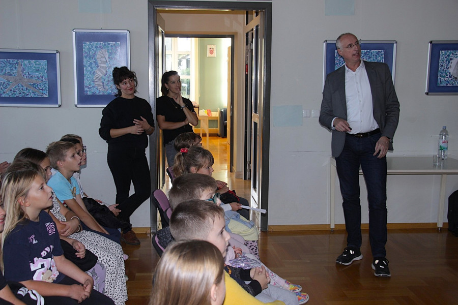 Mali Vodičani zasuli Ivicu Puljka pitanjima, a on im uzvratio velikom pohvalom