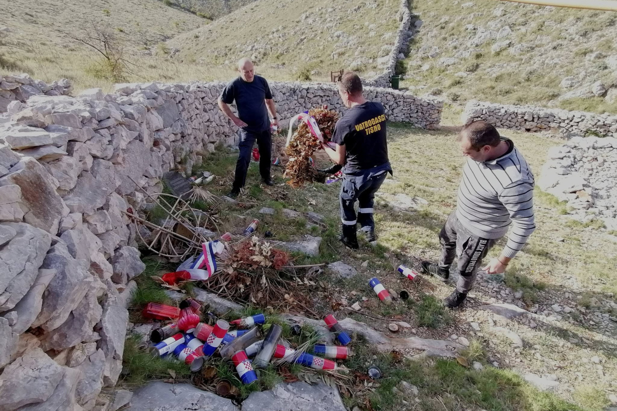 Mjesto sjećanja koje se ne zaboravlja: Vatrogasci iz Tisnog ponovno uređivali spomen-park na Kornatu