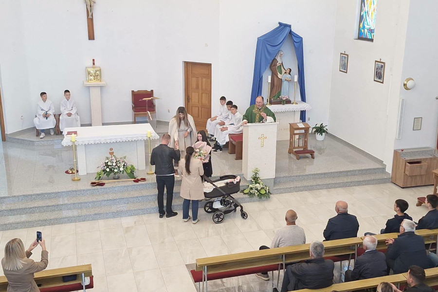 U crkvi u kojoj su se vjenčali ostavili trajan trag: Matej vlastitim rukama izradio dva ambona