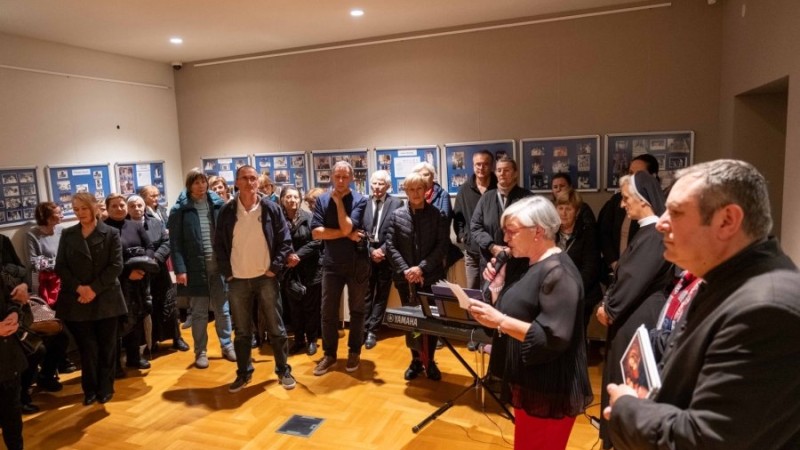 U gradskoj knjižnici u Vodicama otvorena izložba o don Frani Šimatu