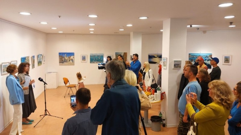 "Sunce Dalmacije": Izložba Ksenie Noryk, mlade ukrajinske umjetnice iz Vodica, otvorena u šibenskoj knjižnici