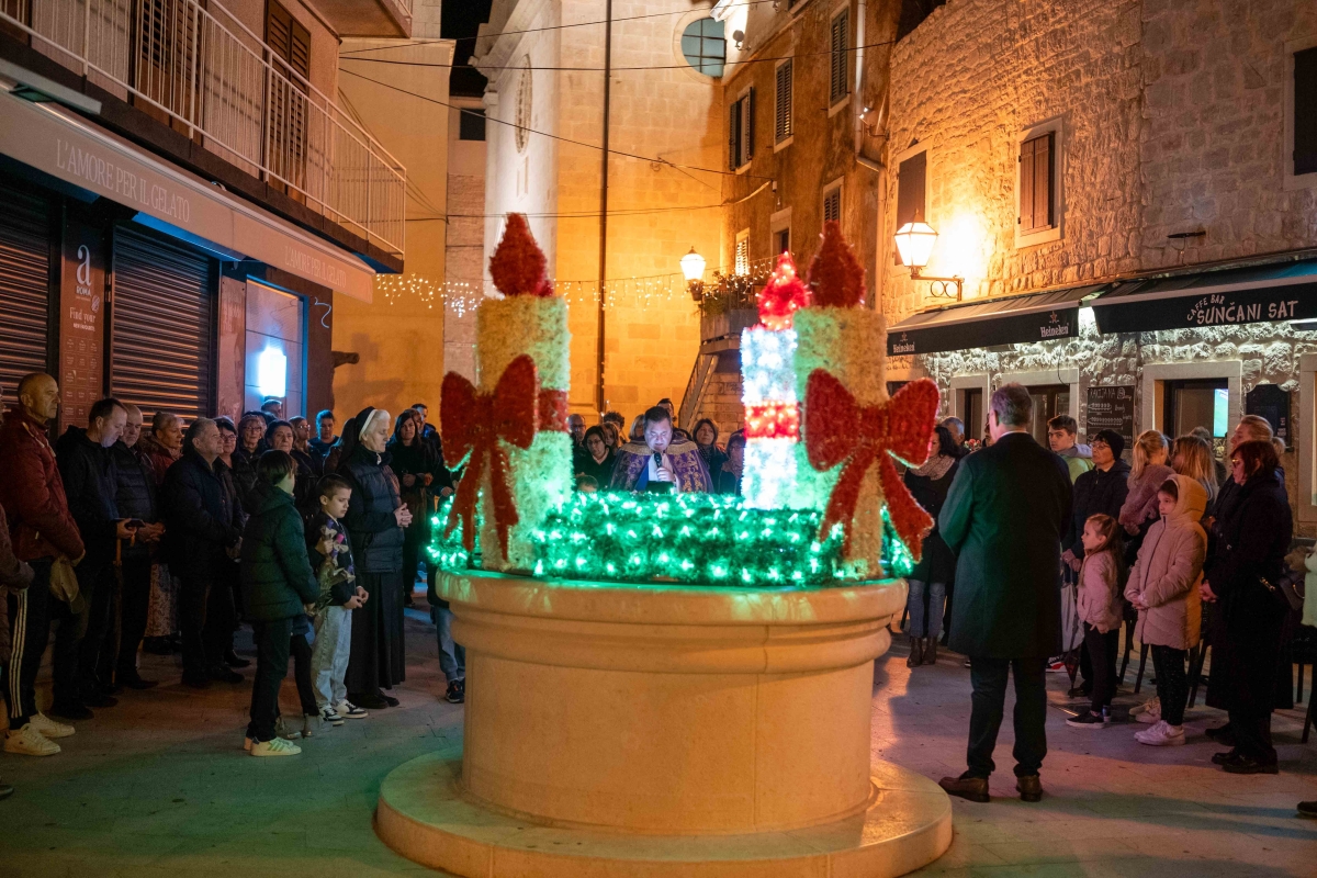 Adventski duh u Vodicama: Gradonačelnik Ante Cukrov upalio prvu svijeću