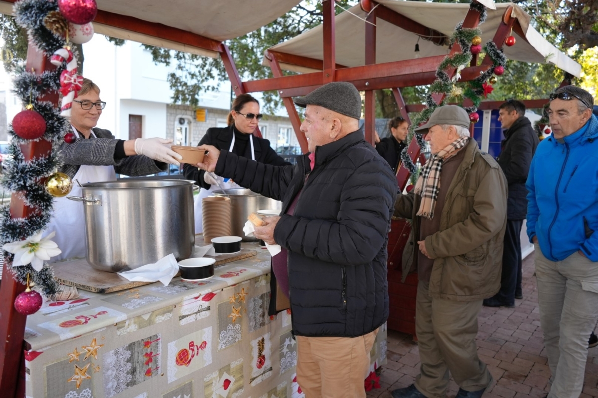 Podjela bakalara i vina u sklopu Adventa u Vodicama